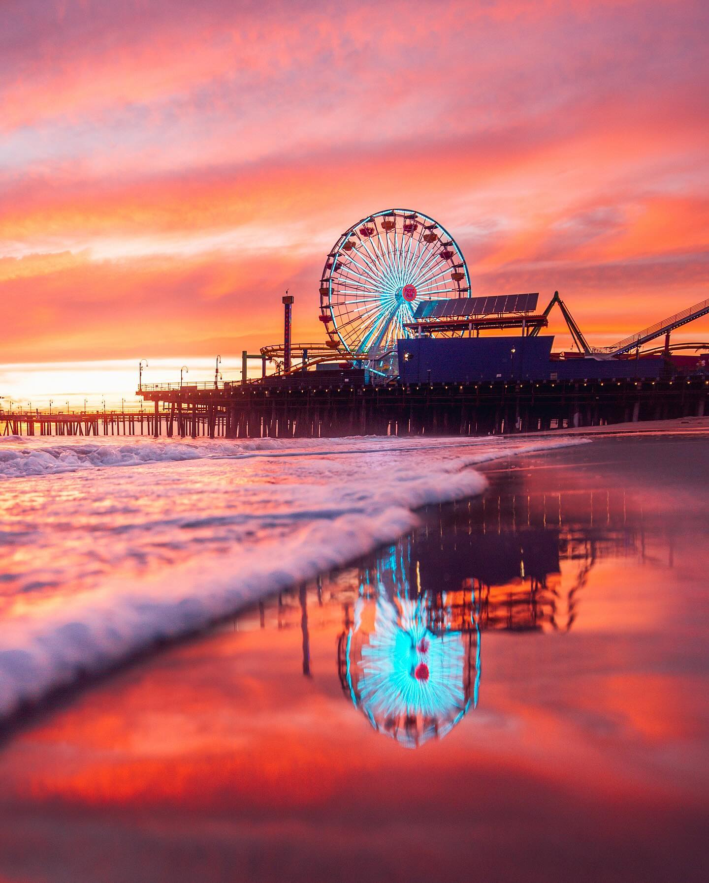 Santa Monica Pier California - Pacific Park Ferris Wheel no por do sol